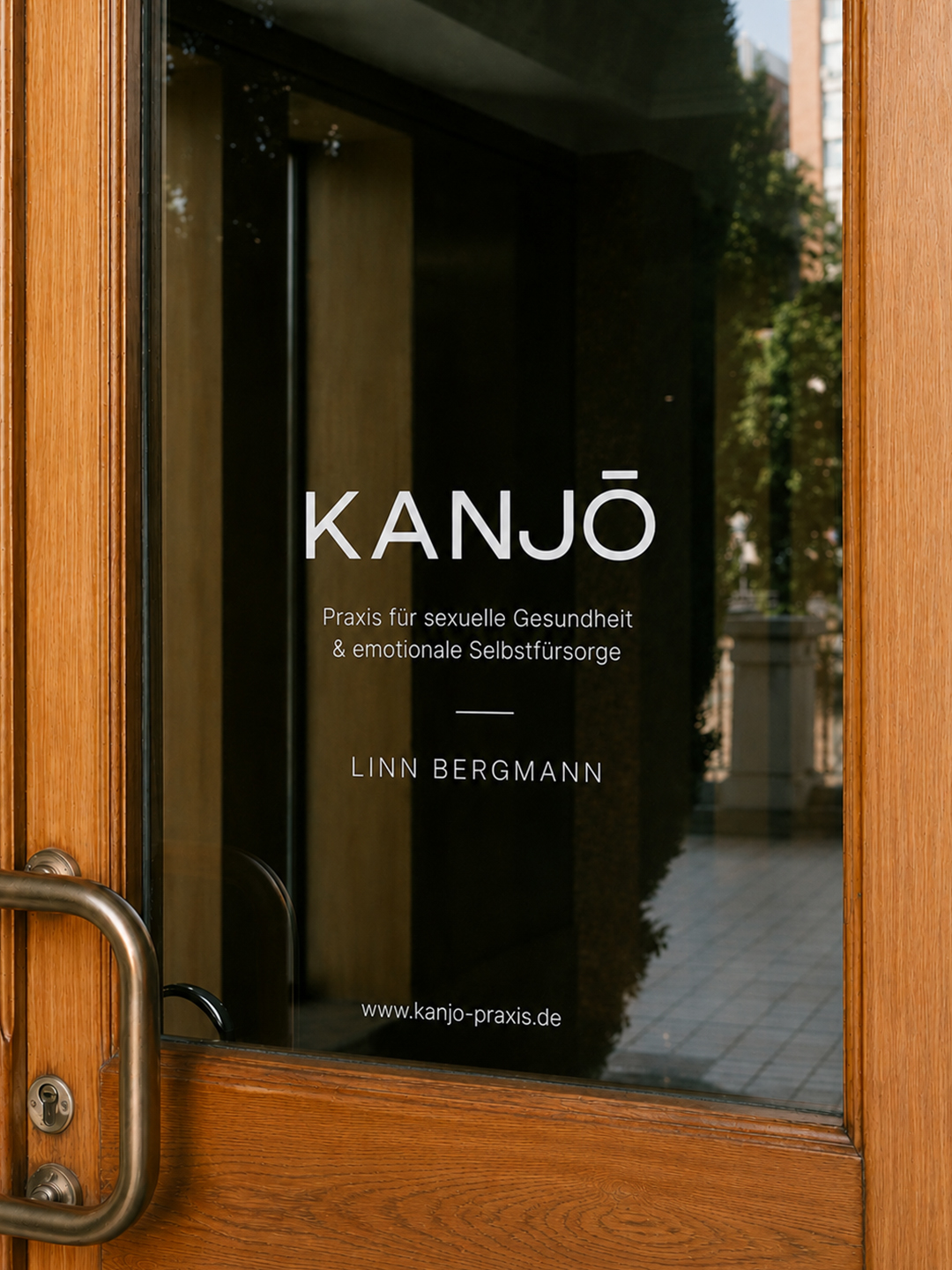 Glastür der Praxis mit Kanjō-Schriftzug – Branding im Raum